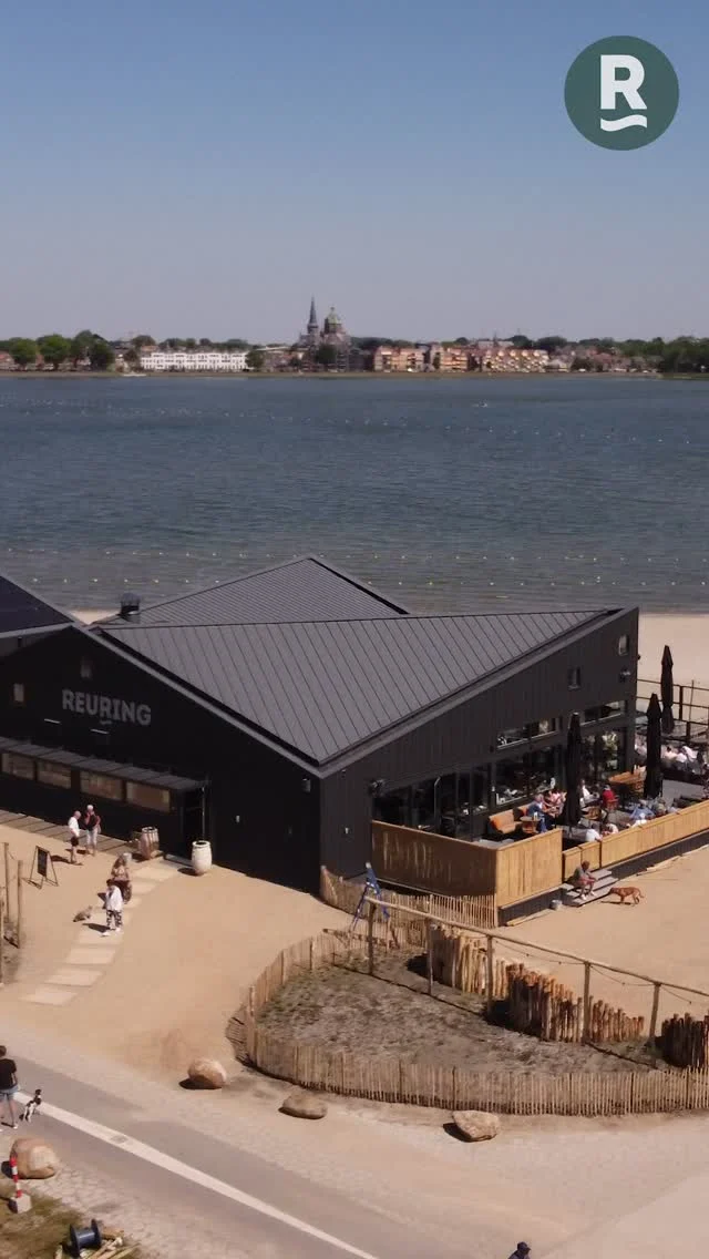 Kom genieten van ons terras, de heerlijke gerechten en drankjes ☀️🥂. #stadsstrandhoorn #komnaarhoorn #terrasjepakken